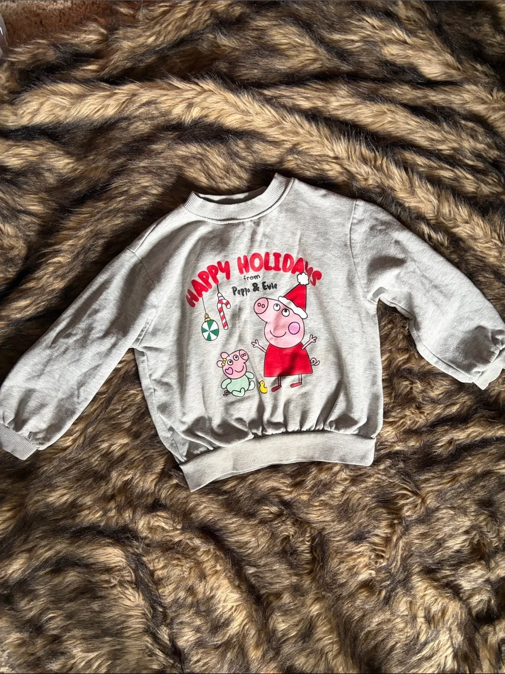 H&M Gray Peppa Pig 'Happy Holidays' Sweatshirt Size 6 - Christmas